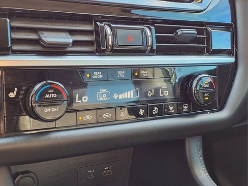 Used 2025 Nissan Pathfinder SV image 14