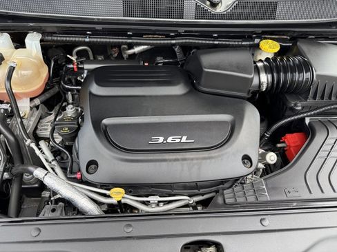 Used 2018 Chrysler Pacifica Limited w/ Advanced Safetytec Group FWD image 24