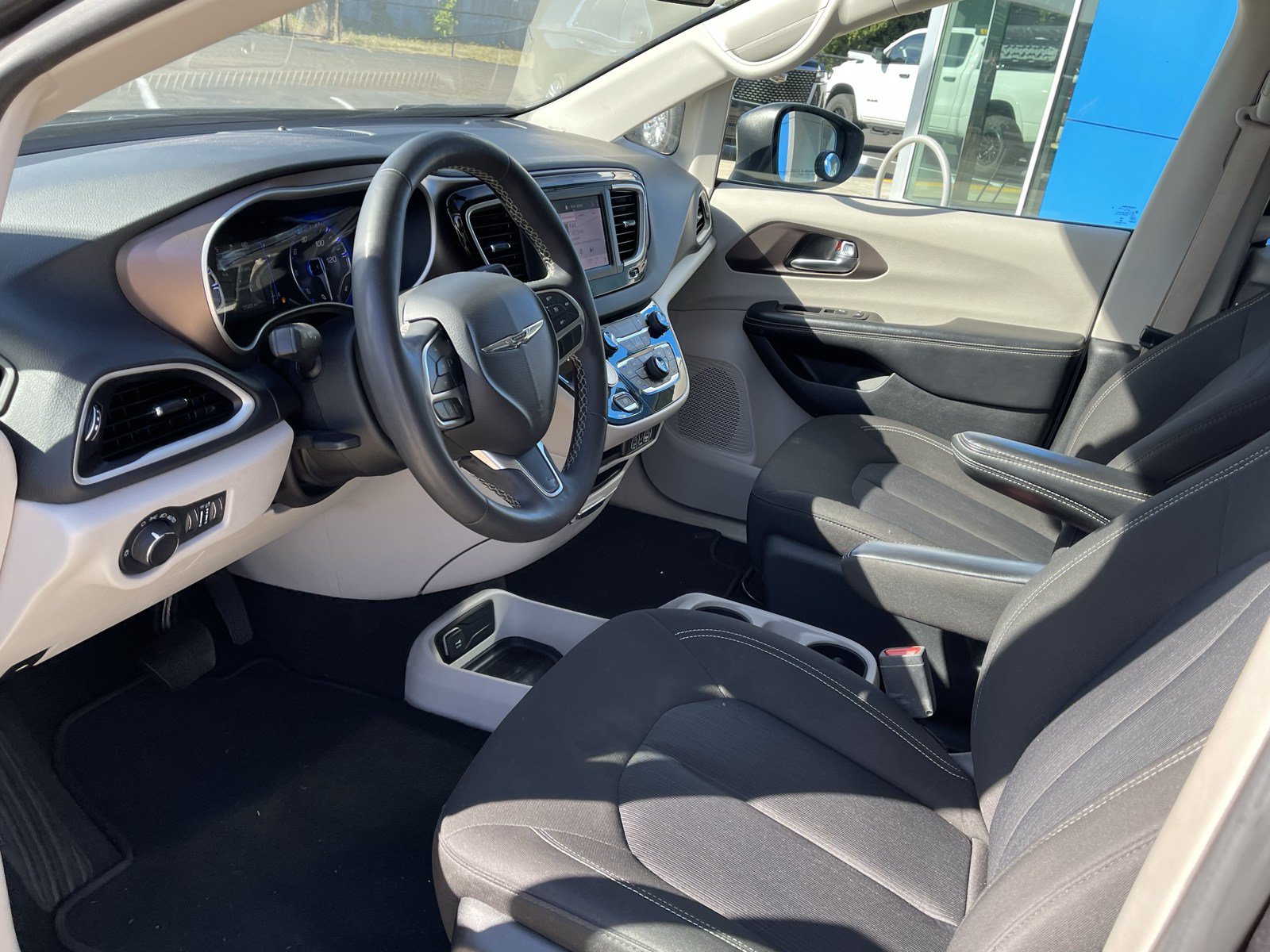 Used 2022 Chrysler Voyager LX FWD image 10