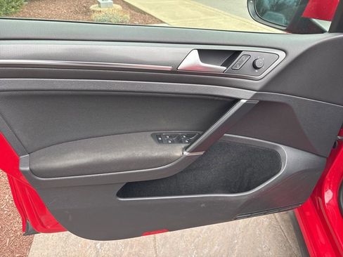 Used 2018 Volkswagen GTI SE image 19