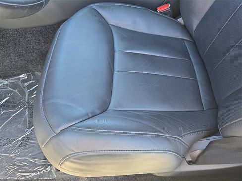 Certified 2025 Land Rover Range Rover SE image 30