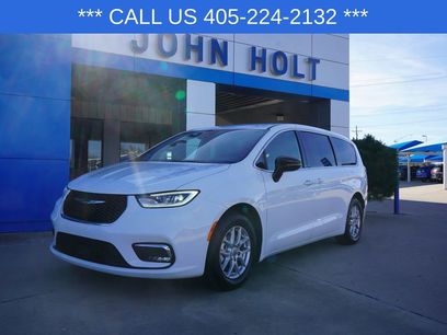 Used 2025 Chrysler Pacifica Select