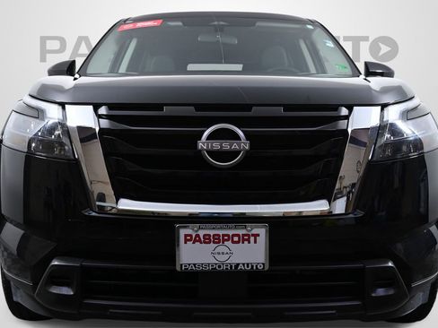 Used 2025 Nissan Pathfinder SV image 2