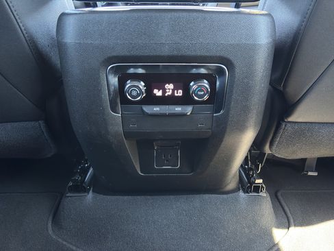 Used 2025 Chevrolet Suburban Z71 AWD/4WD image 20