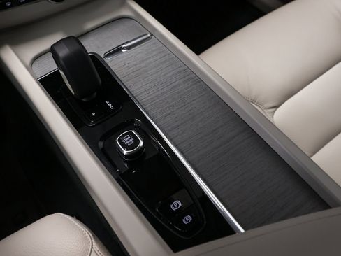 Used 2025 Volvo XC60 B5 Plus w/ Protection Package Premier image 38