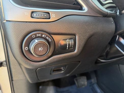 Used 2019 Jeep Cherokee Latitude w/ Popular Appearance Group FWD image 24