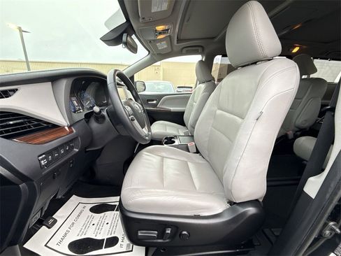 Used 2019 Toyota Sienna Limited Premium image 2