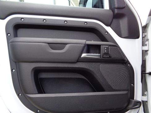 Used 2023 Land Rover Defender 110 V8 image 14