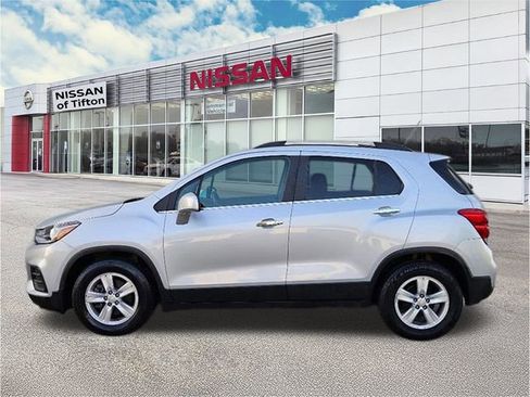 Used 2020 Chevrolet Trax LT w/ LT Convenience Package image 4