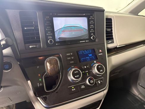 Used 2019 Toyota Sienna XLE w/ XLE Navigation Package FWD image 14