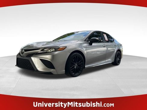 Used 2020 Toyota Camry SE FWD image 1