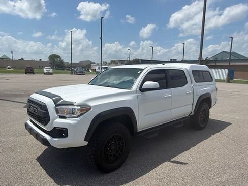 Used 2017 Toyota Tacoma SR5 w/ Tow Package AWD/4WD image 2
