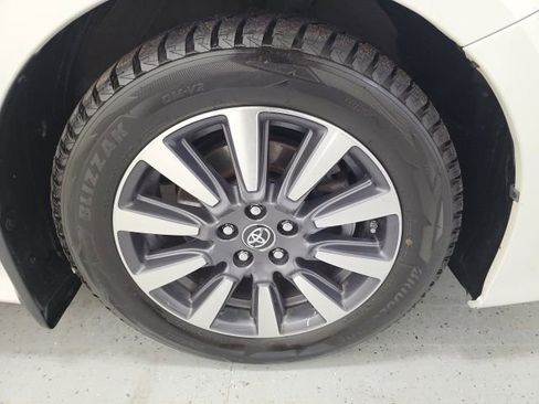 Used 2019 Toyota Sienna XLE w/ XLE Navigation Package image 8