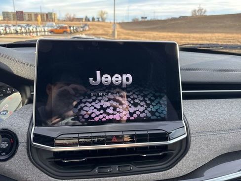 Used 2024 Jeep Compass Latitude image 19