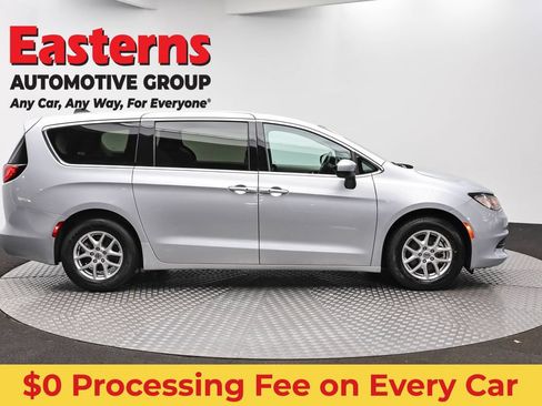 Used 2023 Chrysler Voyager LX FWD image 4