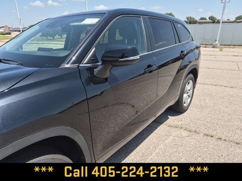 Used 2024 Toyota Highlander LE FWD image 4