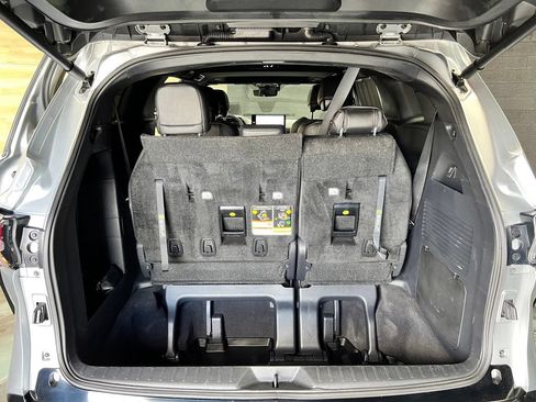 Used 2025 Toyota Sienna Platinum AWD/4WD image 22