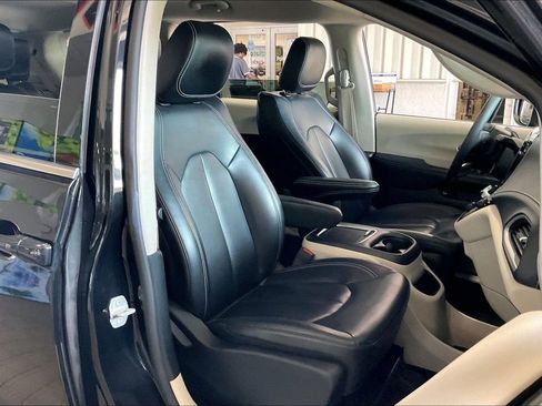 Used 2023 Chrysler Pacifica Touring-L FWD image 24