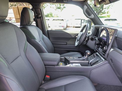 Used 2025 Lexus GX 550 AWD/4WD image 18