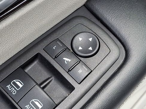 Used 2023 Chrysler Pacifica Limited image 30