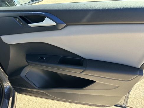 Certified 2023 Volkswagen Taos SE w/ Panoramic Sunroof Package image 3