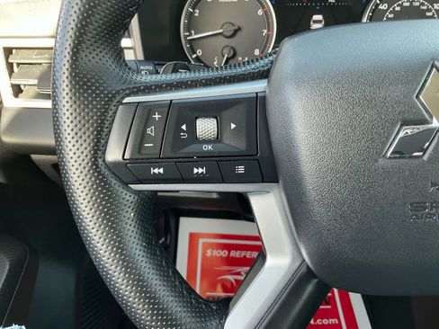 Used 2024 Mitsubishi Outlander SE image 27