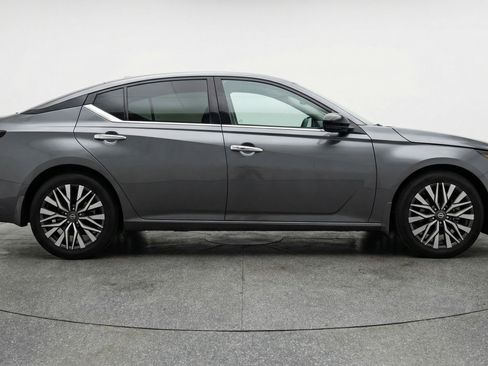 Used 2025 Nissan Altima 2.5 SV image 11