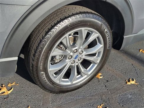 Used 2022 Ford Explorer XLT w/ Equipment Group 202A image 5