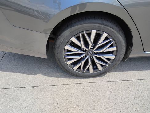 Used 2025 Nissan Altima 2.5 SV FWD image 32