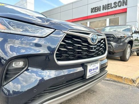 Used 2022 Toyota Highlander Platinum AWD/4WD image 4