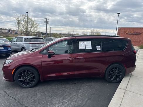 Used 2023 Chrysler Pacifica Touring-L w/ S Appearance Package FWD image 3