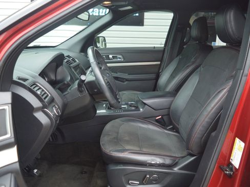 Used 2018 Ford Explorer XLT w/ Equipment Group 202A FWD image 10