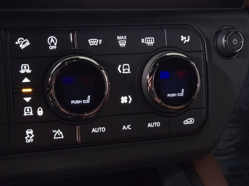 New 2026 Land Rover Defender 110 OCTA image 29