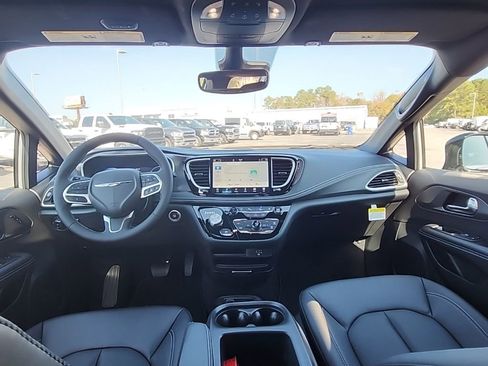 New 2026 Chrysler Pacifica Select image 3