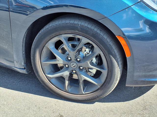 Certified 2025 Chrysler Pacifica Limited FWD image 29