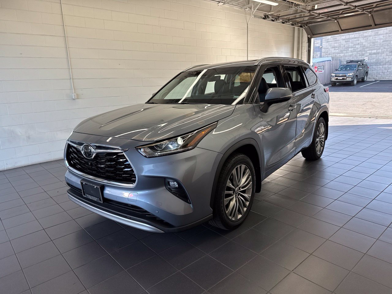 Certified 2021 Toyota Highlander Platinum AWD/4WD image 4