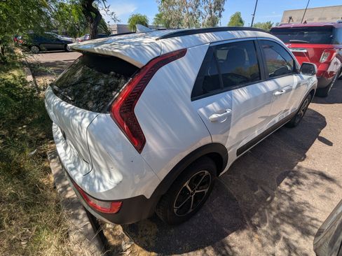 Used 2023 Kia Niro EX image 3