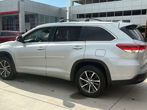 Used 2017 Toyota Highlander XLE AWD/4WD image 4
