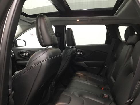 Used 2022 Jeep Cherokee Latitude Lux w/ Sun & Sound Group AWD/4WD image 12