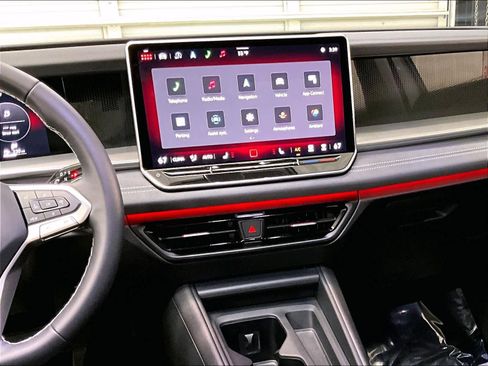 Used 2025 Volkswagen Tiguan SE image 9