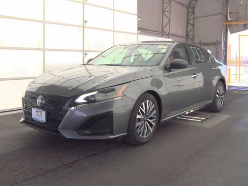 Used 2025 Nissan Altima 2.5 SV FWD image 32