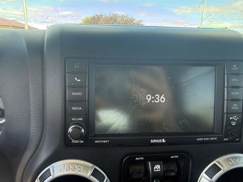 Used 2018 Jeep Wrangler Unlimited Sahara AWD/4WD image 14