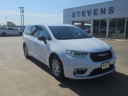 Used 2024 Chrysler Pacifica Touring-L FWD image 4