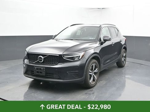 Used 2024 Volvo XC40 B5 Core image 5