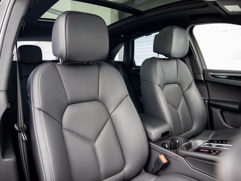 Certified 2025 Porsche Macan image 28