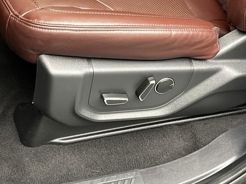 Used 2024 Ford Expedition Limited image 12