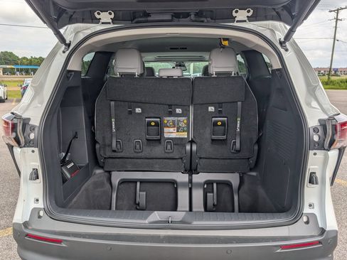 New 2026 Toyota Sienna XLE FWD image 33