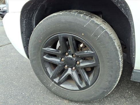 Used 2010 Chevrolet Suburban LS image 9