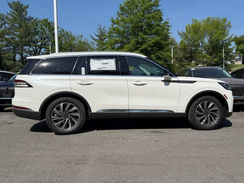 New 2026 Lincoln Aviator AWD image 2