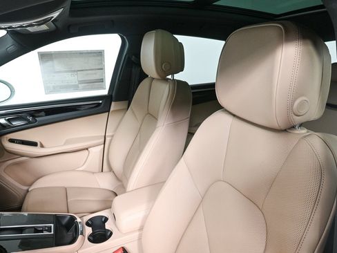 Certified 2025 Porsche Macan image 5